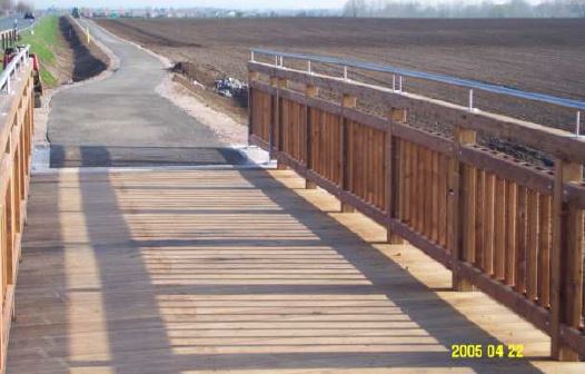 Radweg und Brücke entlang der B4